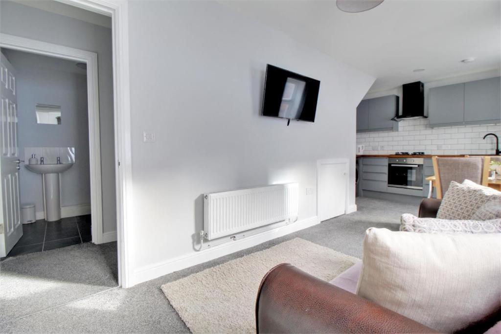Nelson By The Docks Serviced Apartments By Roomsbooked Gloucester Exterior photo